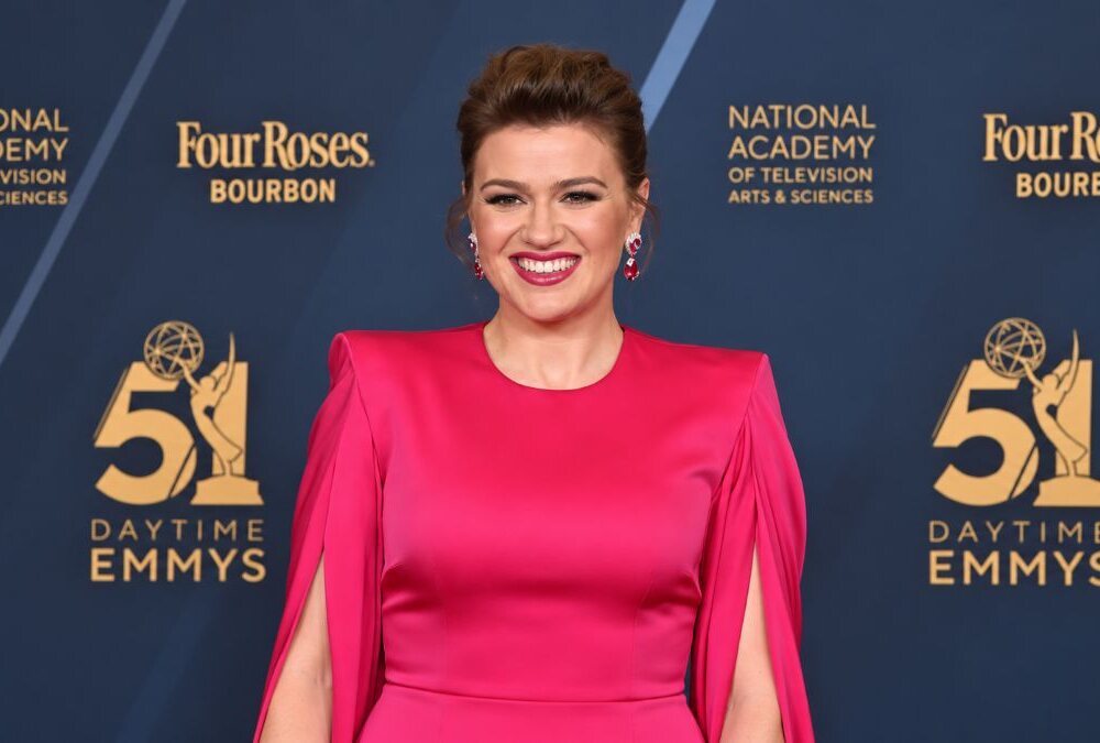 Kelly Clarkson’s $15,000 Bird Dispute Takes a Wild Turn